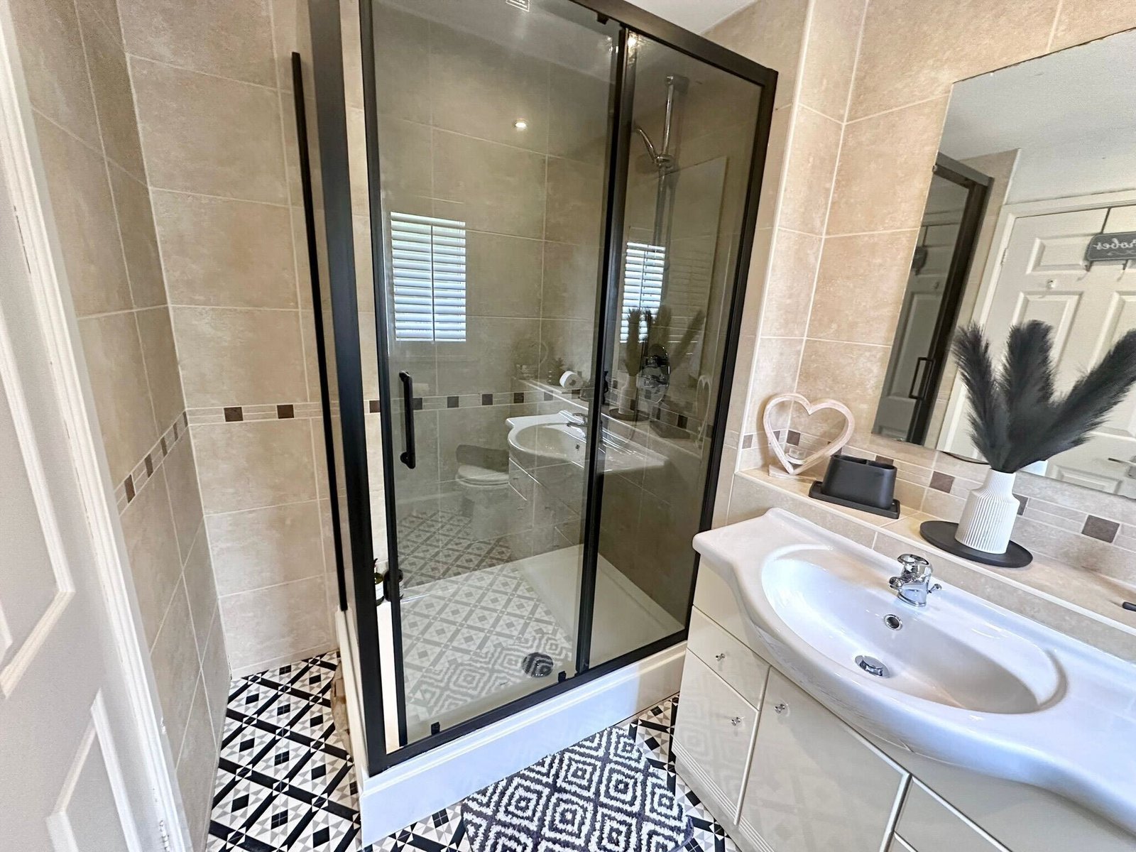 Accommodation Gloucestershire – Serviced 4-Bed Holiday Cottage Book-modern-Serviced-Accommodation-in-Gloucestershire-for-Corporate-Lets-and-Holiday-Getaways.-We-furnished-flats-with-free-parking