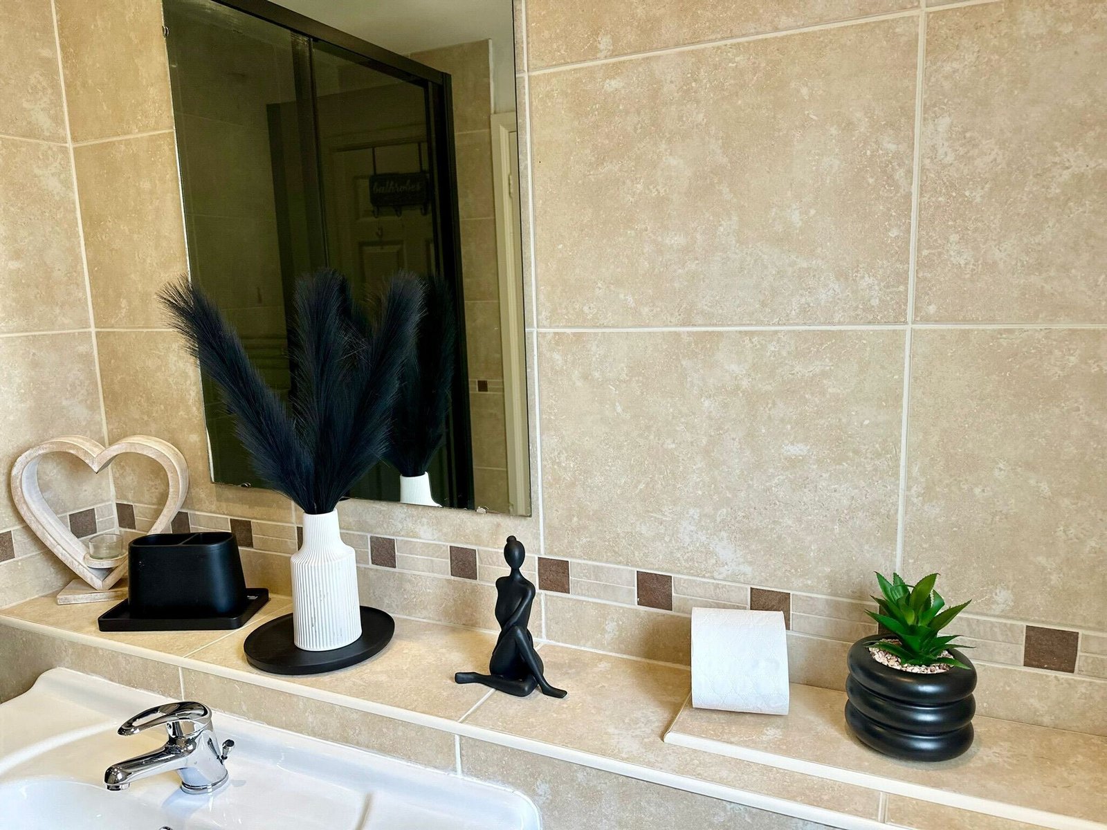 Accommodation Gloucestershire – Serviced 4-Bed Holiday Cottage Book-modern-Serviced-Accommodation-in-Gloucestershire-for-Corporate-Lets-and-Holiday-Getaways.-We-furnished-flats-with-free-parking