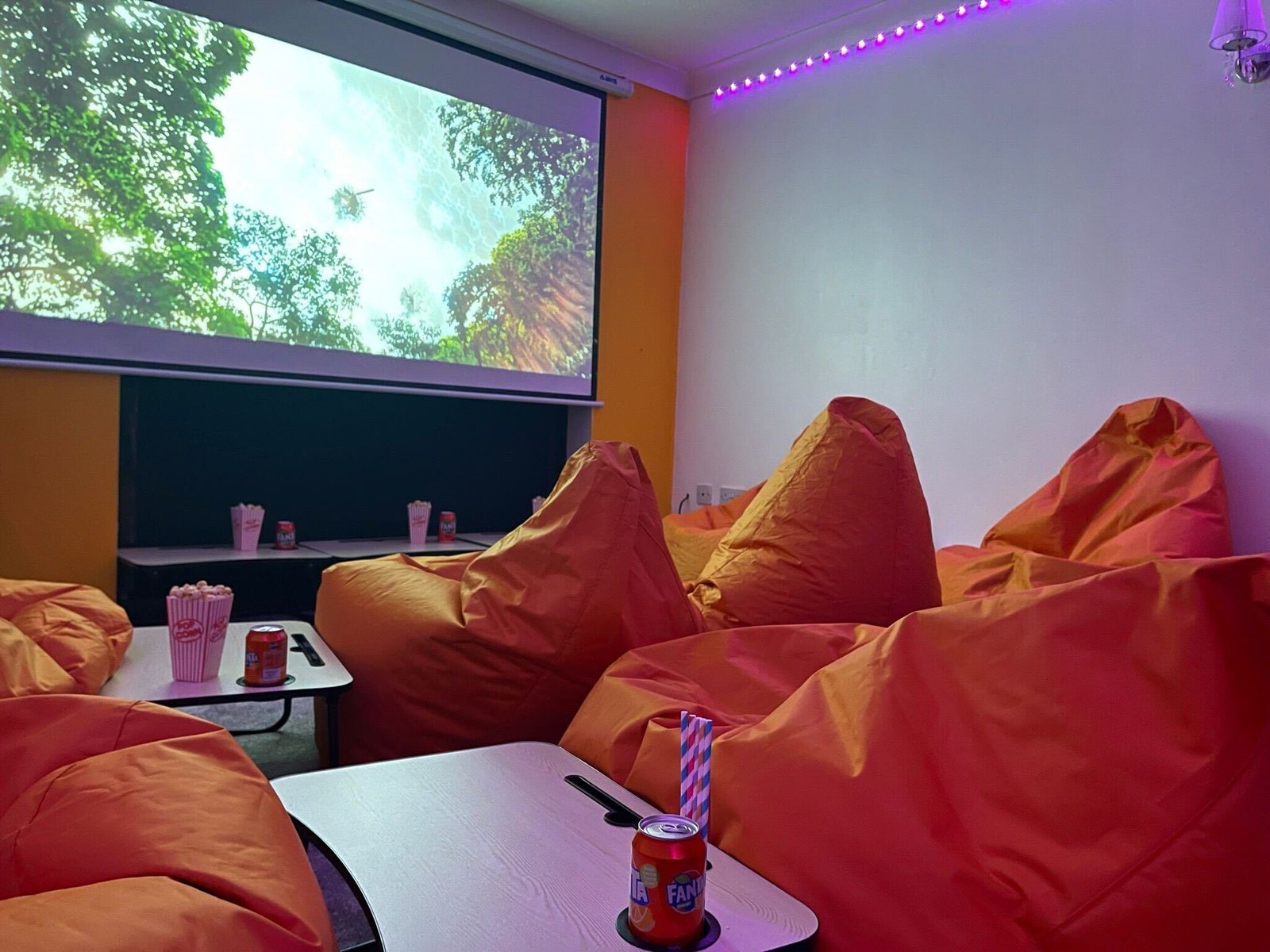 Accommodation Gloucestershire – Serviced 4-Bed Holiday Cottage Book-modern-Serviced-Accommodation-in-Gloucestershire-for-Corporate-Lets-and-Holiday-Getaways.-We-furnished-flats-with-free-parking