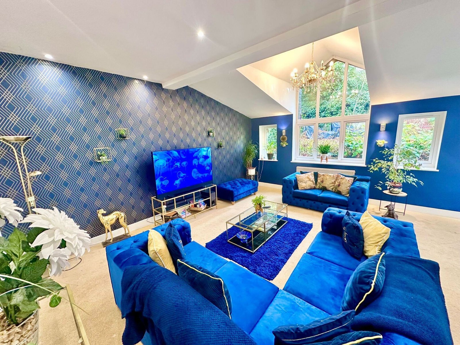 Accommodation Gloucestershire – Serviced 4-Bed Holiday Cottage Book-modern-Serviced-Accommodation-in-Gloucestershire-for-Corporate-Lets-and-Holiday-Getaways.-We-furnished-flats-with-free-parking