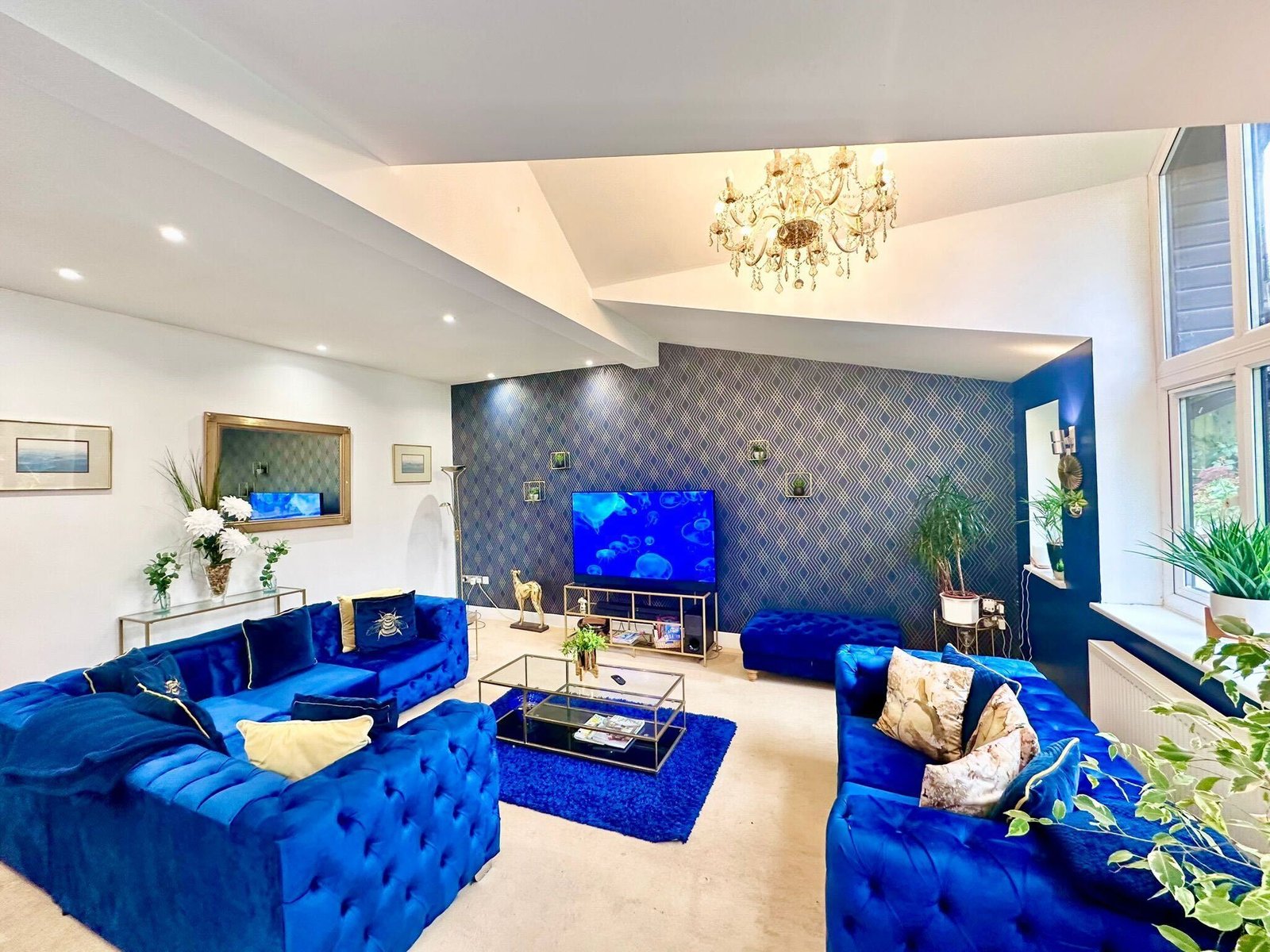 Accommodation Gloucestershire – Serviced 4-Bed Holiday Cottage Book-modern-Serviced-Accommodation-in-Gloucestershire-for-Corporate-Lets-and-Holiday-Getaways.-We-furnished-flats-with-free-parking