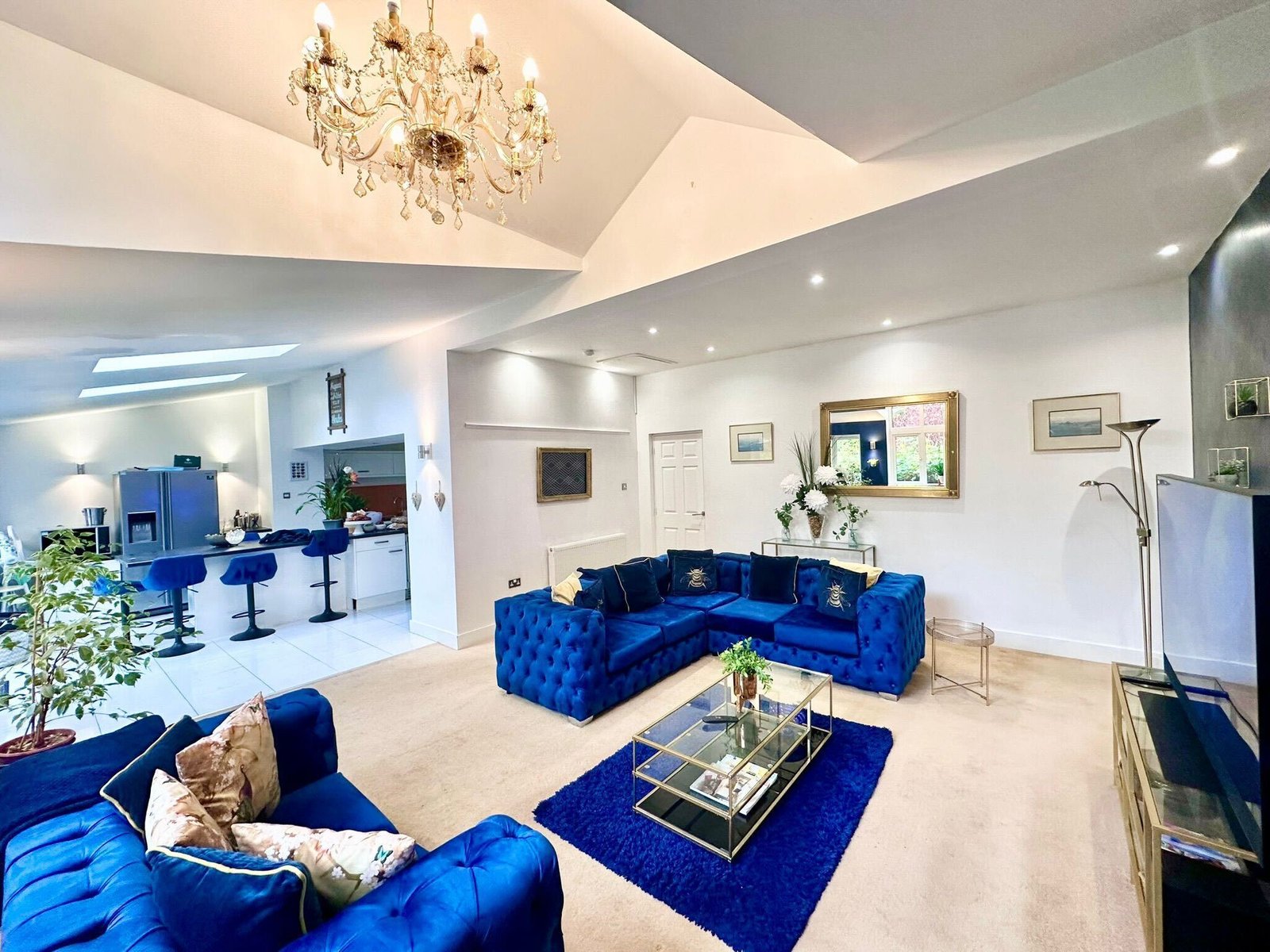 Accommodation Gloucestershire – Serviced 4-Bed Holiday Cottage Book-modern-Serviced-Accommodation-in-Gloucestershire-for-Corporate-Lets-and-Holiday-Getaways.-We-furnished-flats-with-free-parking