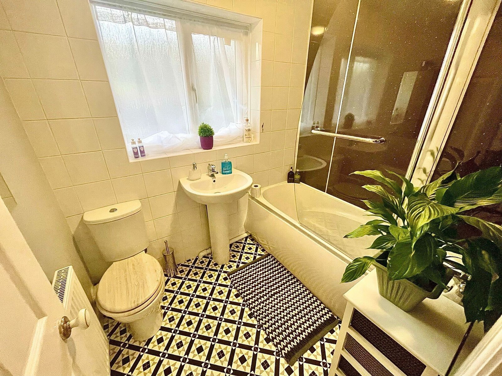 Accommodation Gloucestershire – Serviced 4-Bed Holiday Cottage Book-modern-Serviced-Accommodation-in-Gloucestershire-for-Corporate-Lets-and-Holiday-Getaways.-We-furnished-flats-with-free-parking