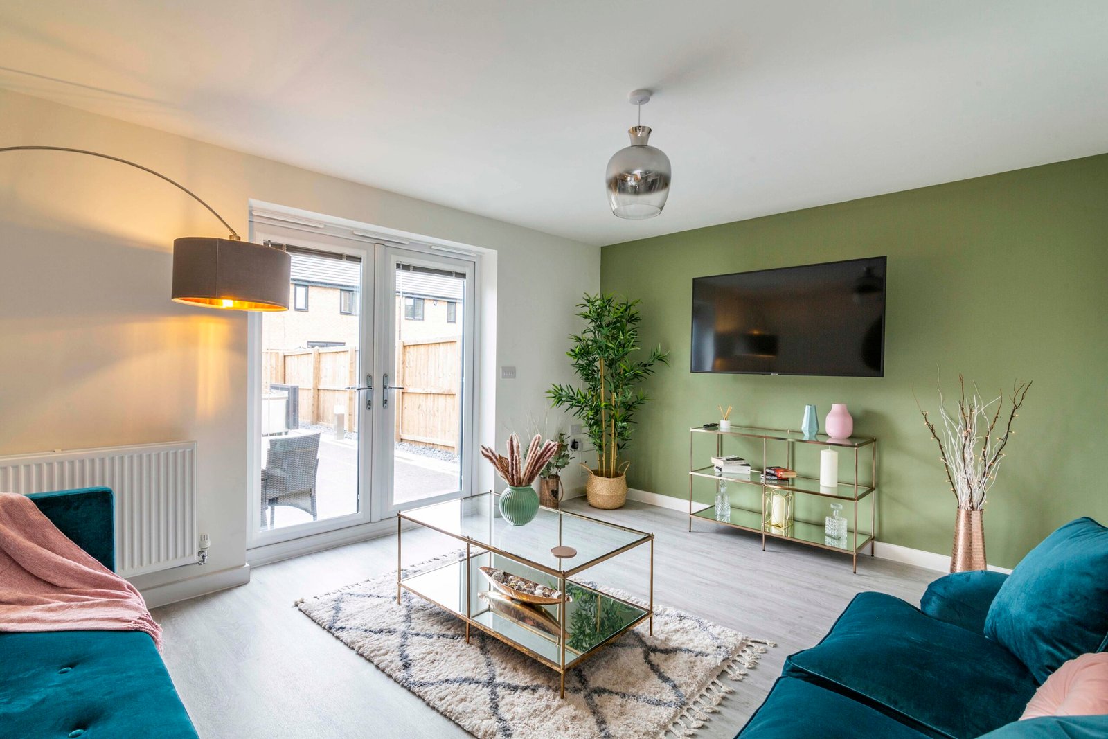 Book cheap accommodation Nottingham for groups and families. Our 3-bed holiday cottage near Nottingham city centre is great for a week or month