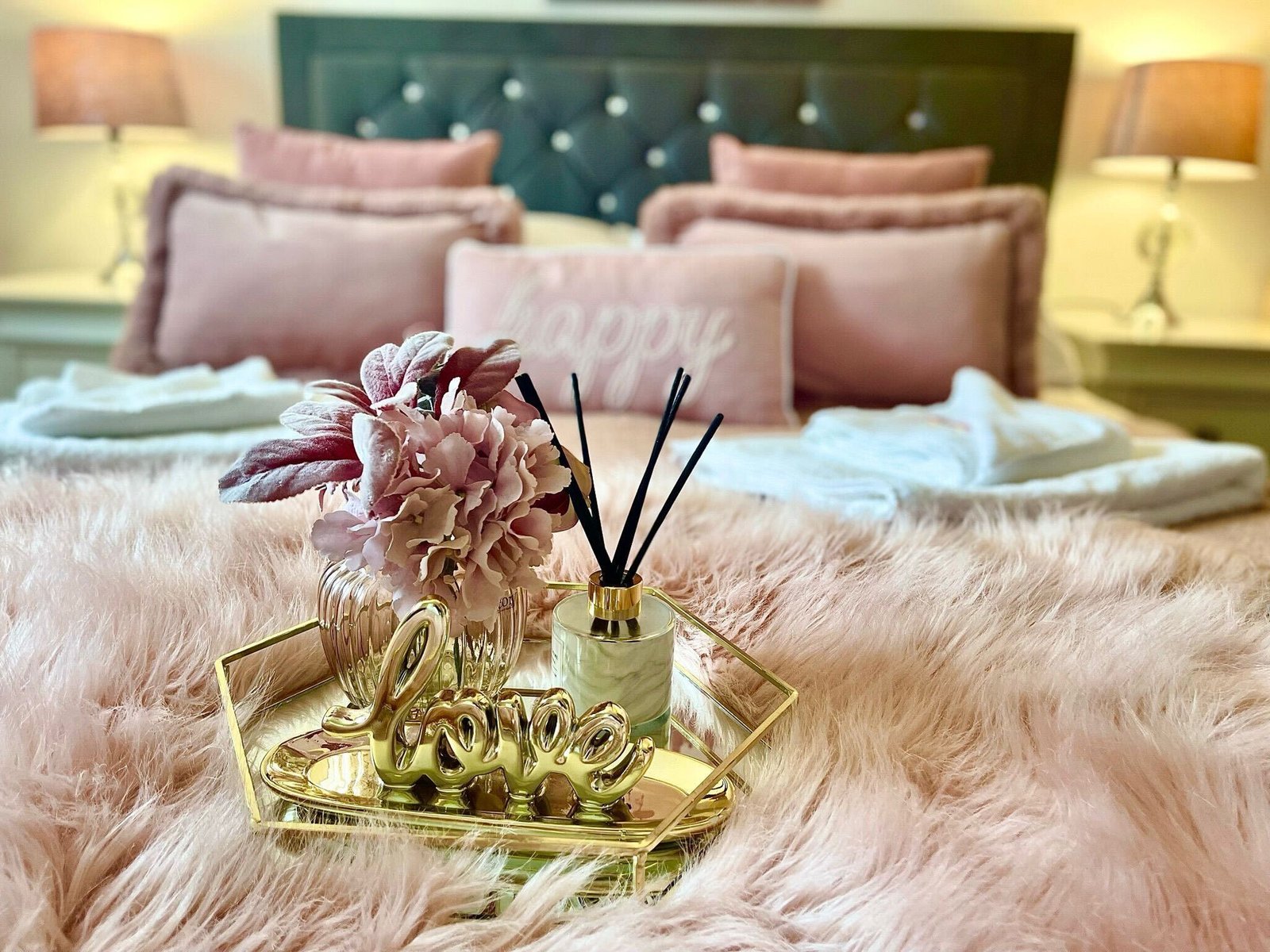 Accommodation Gloucestershire – Serviced 4-Bed Holiday Cottage Book-modern-Serviced-Accommodation-in-Gloucestershire-for-Corporate-Lets-and-Holiday-Getaways.-We-furnished-flats-with-free-parking