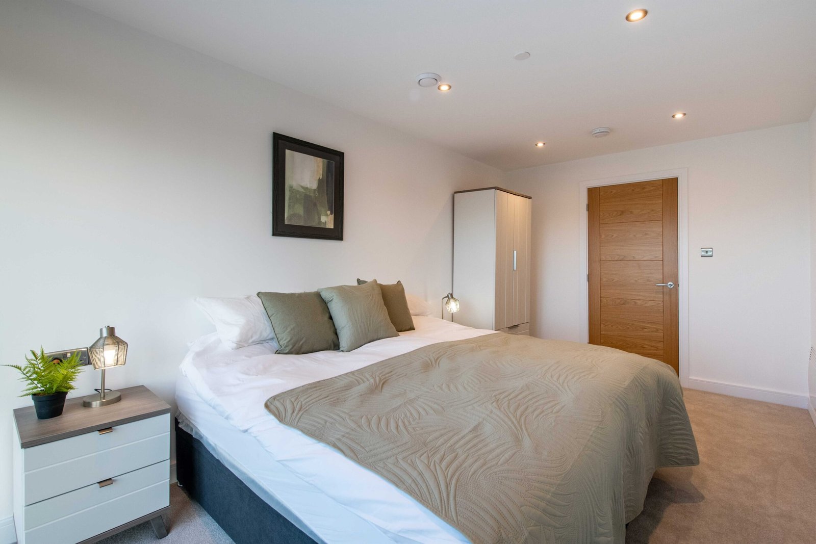 Serviced Apartments in Leeds For Long & Short Stays | Urban Stay Book-cheap-serviced-apartments-in-Leeds-near-Leeds-University-and-City-Centre.-Our-short-let-accommodation-comes-fully-furnished-incl-all-bills