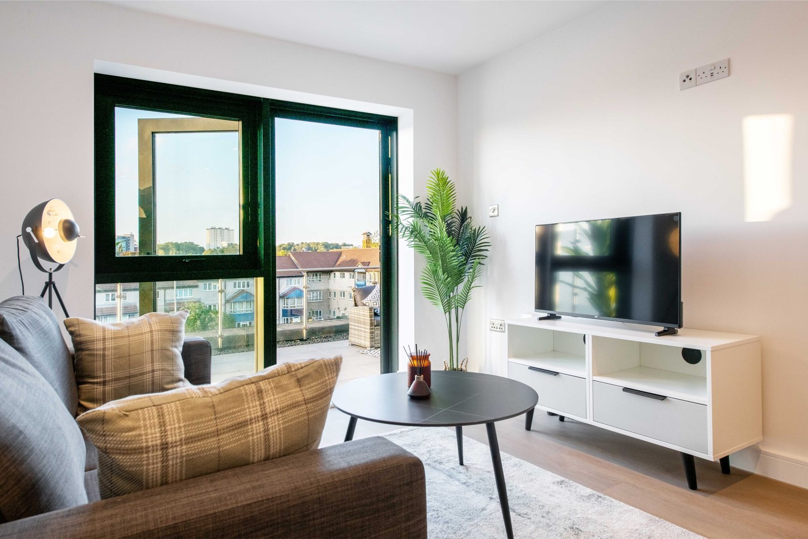 Serviced Apartments in Leeds For Long & Short Stays | Urban Stay Book-cheap-serviced-apartments-in-Leeds-near-Leeds-University-and-City-Centre.-Our-short-let-accommodation-comes-fully-furnished-incl-all-bills