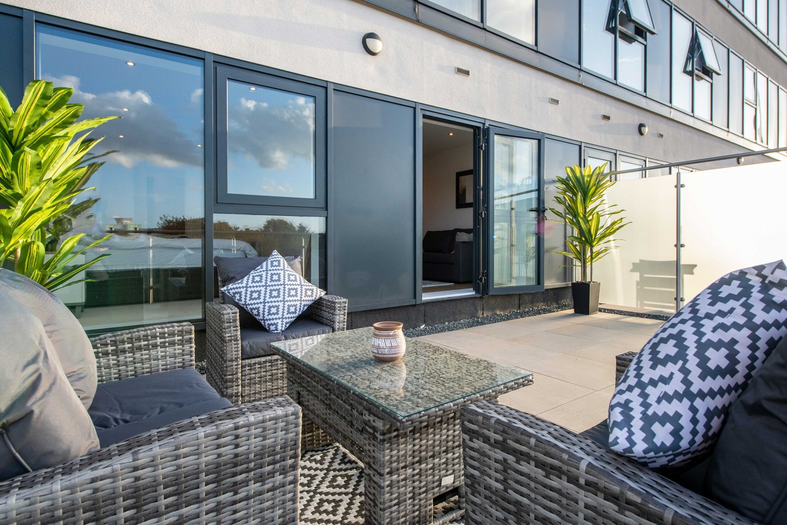 Serviced Apartments in Leeds For Long & Short Stays | Urban Stay Book-cheap-serviced-apartments-in-Leeds-near-Leeds-University-and-City-Centre.-Our-short-let-accommodation-comes-fully-furnished-incl-all-bills