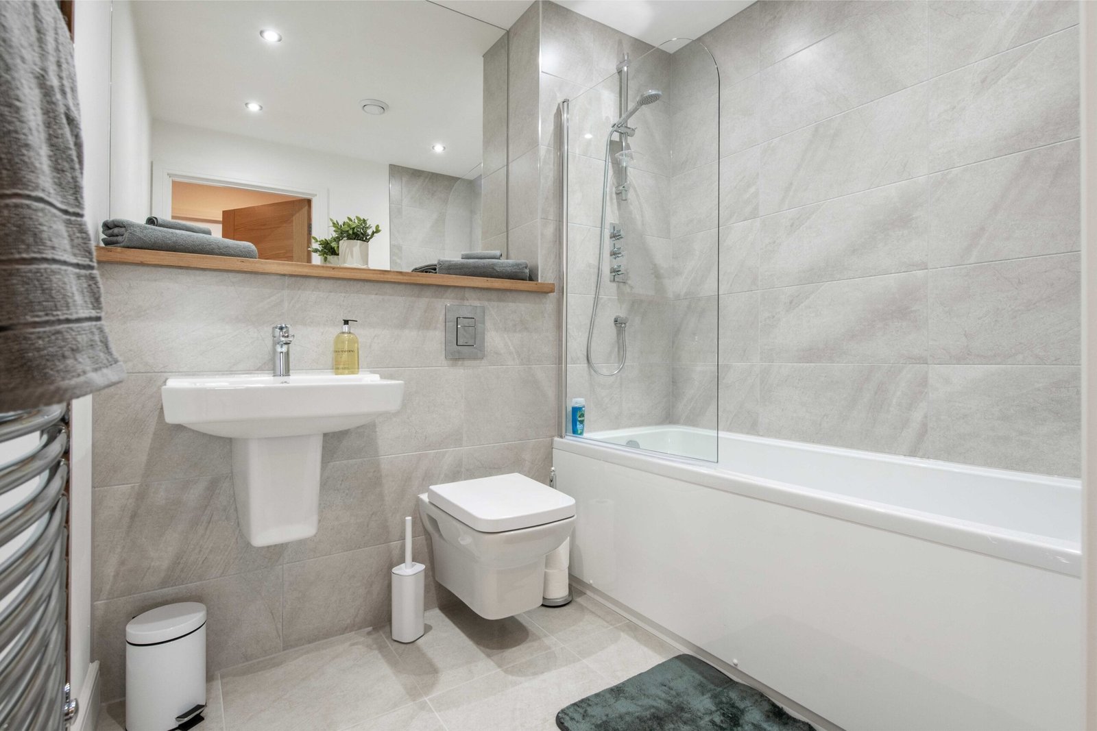 Serviced Apartments in Leeds For Long & Short Stays | Urban Stay Book-cheap-serviced-apartments-in-Leeds-near-Leeds-University-and-City-Centre.-Our-short-let-accommodation-comes-fully-furnished-incl-all-bills