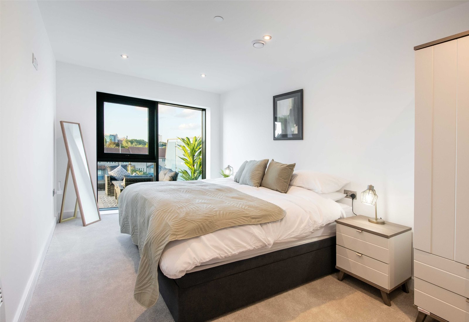 Book cheap serviced apartments in Leeds near Leeds University and City Centre. Our short let accommodation comes fully furnished incl all bills