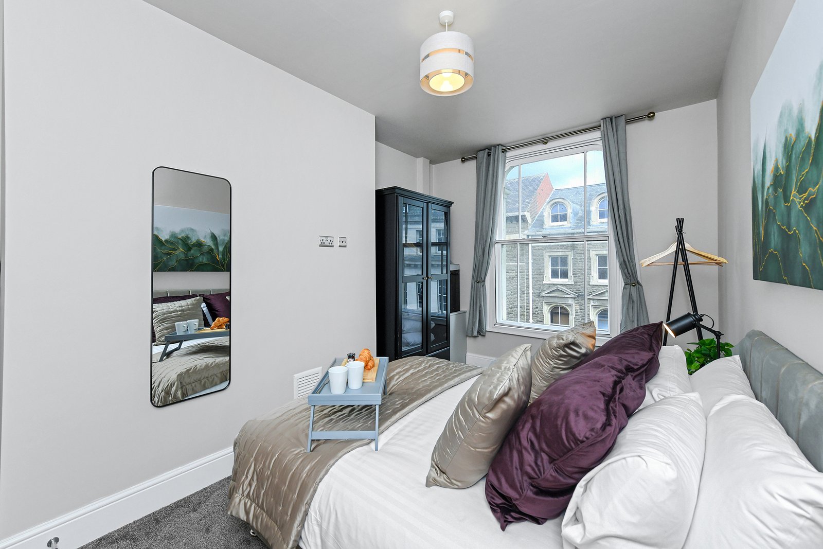 Our Holiday Rentals in Nottingham Centre offer fully furnished short let apartments for corporate relocation, contractor and insurance stays.