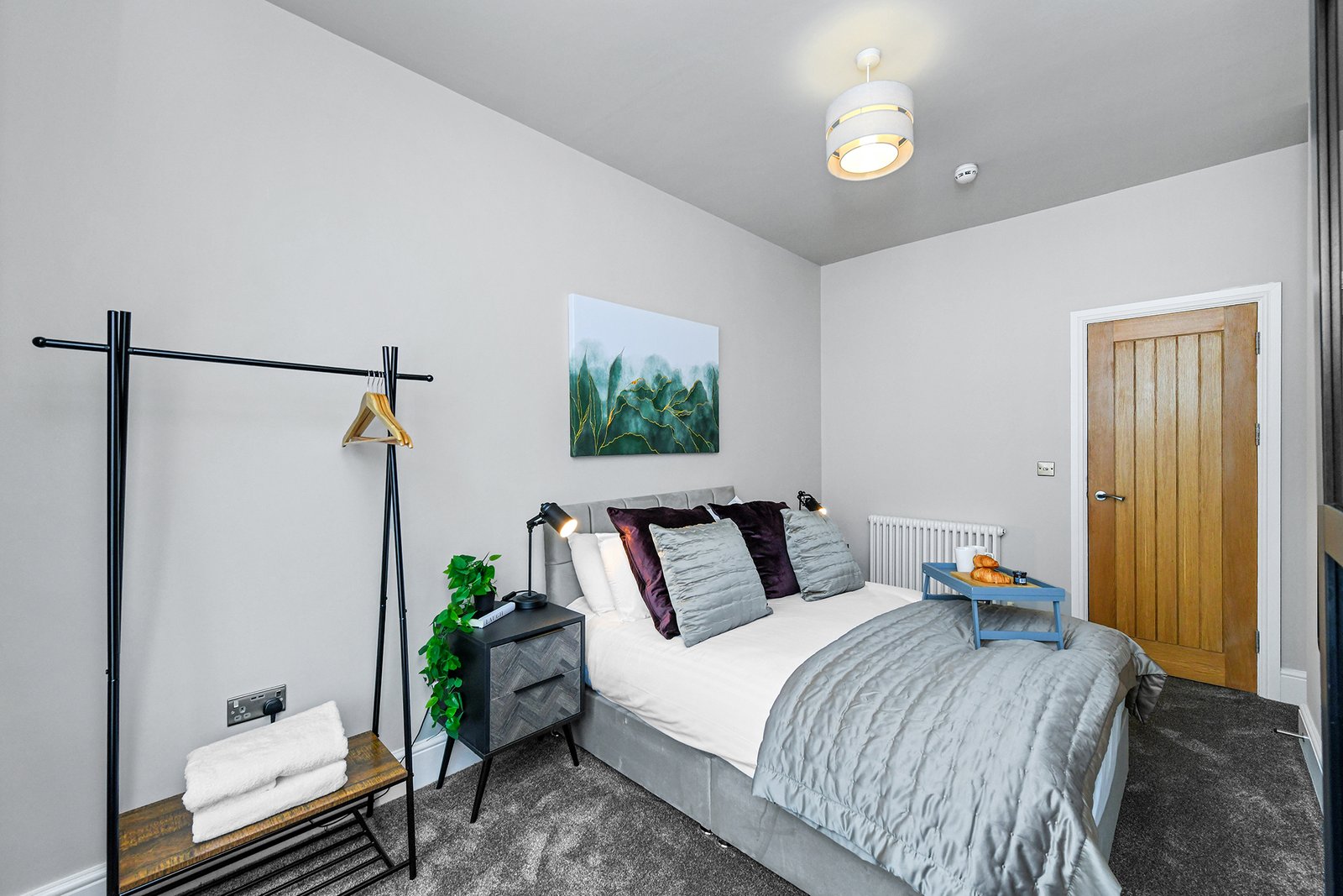 Holiday Rentals Nottingham Centre – Market Street Apartments Our-Holiday-Rentals-in-Nottingham-Centre-offer-fully-furnished-short-let-apartments-for-corporate-relocation,-contractor-and-insurance-stays.