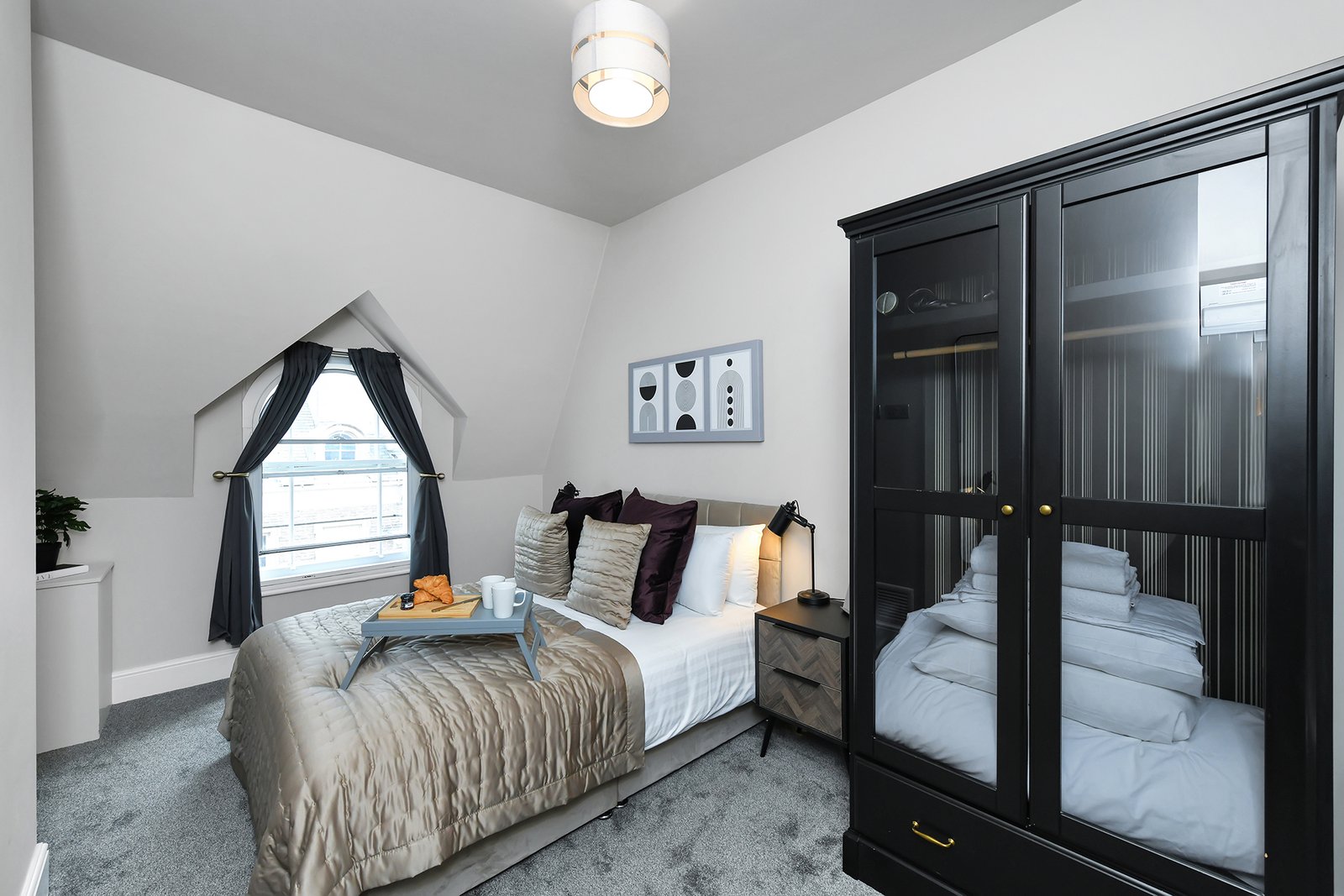 Holiday Rentals Nottingham Centre – Market Street Apartments Our-Holiday-Rentals-in-Nottingham-Centre-offer-fully-furnished-short-let-apartments-for-corporate-relocation,-contractor-and-insurance-stays.