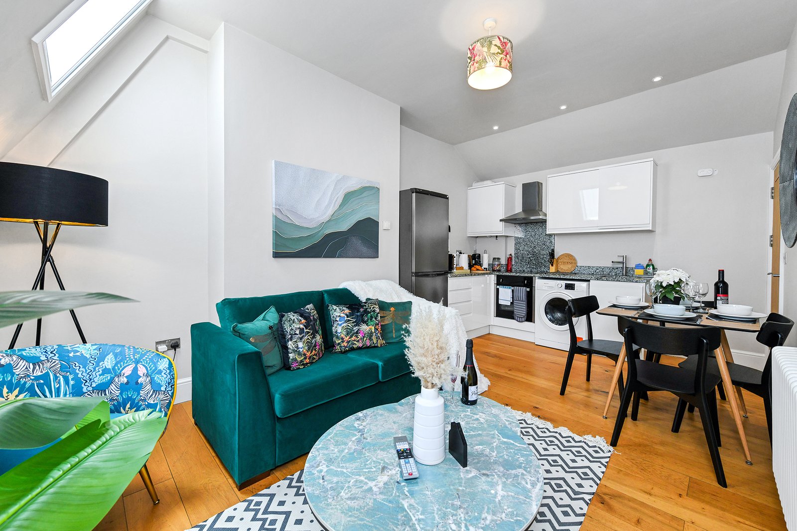 Holiday Rentals Nottingham Centre – Market Street Apartments Our-Holiday-Rentals-in-Nottingham-Centre-offer-fully-furnished-short-let-apartments-for-corporate-relocation,-contractor-and-insurance-stays.