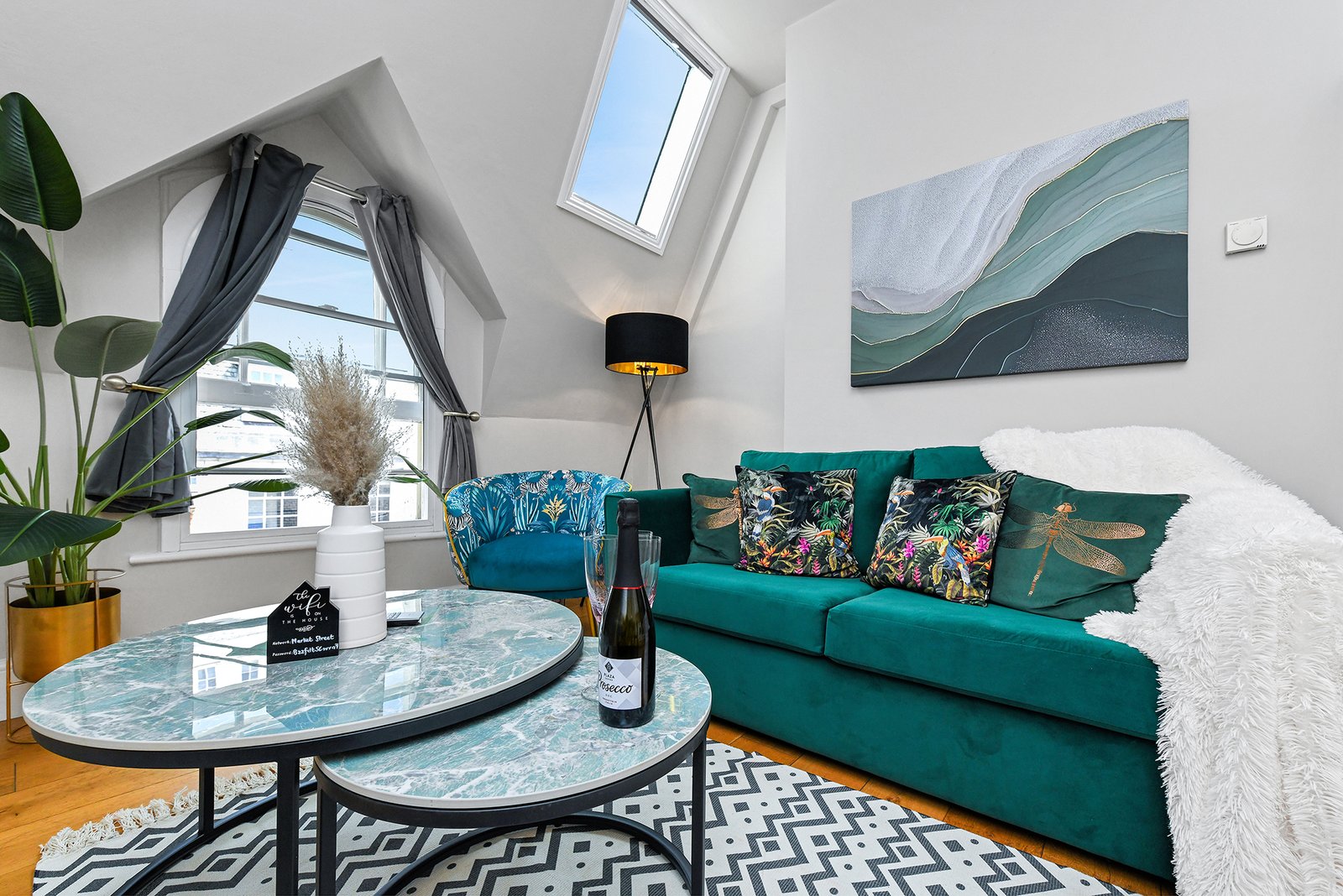 Holiday Rentals Nottingham Centre – Market Street Apartments Our-Holiday-Rentals-in-Nottingham-Centre-offer-fully-furnished-short-let-apartments-for-corporate-relocation,-contractor-and-insurance-stays.