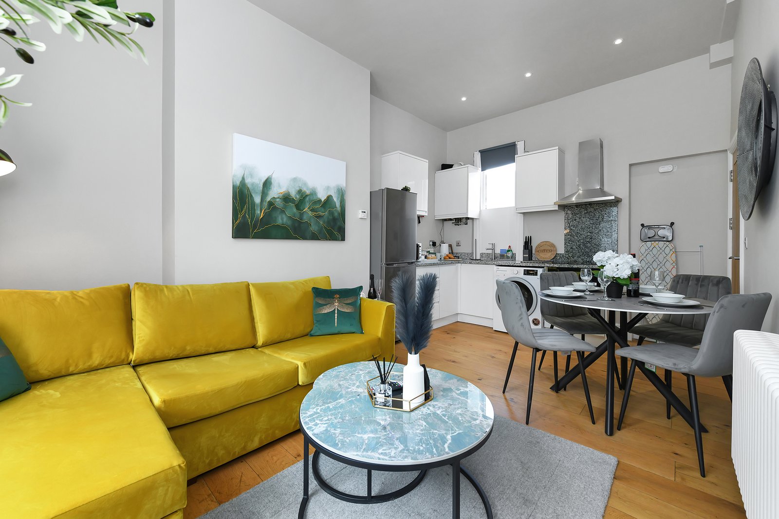 Holiday Rentals Nottingham Centre – Market Street Apartments Our-Holiday-Rentals-in-Nottingham-Centre-offer-fully-furnished-short-let-apartments-for-corporate-relocation,-contractor-and-insurance-stays.