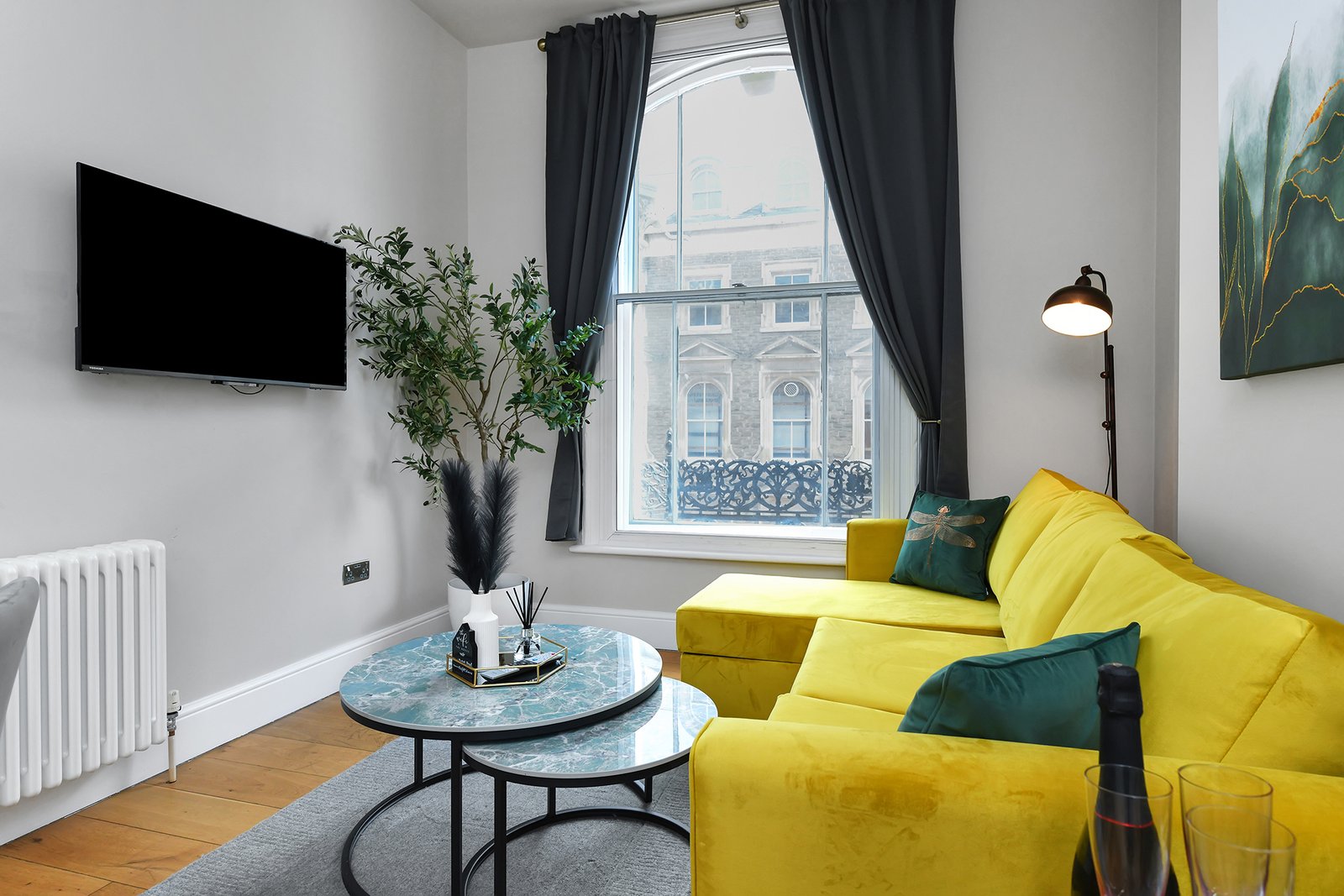 Holiday Rentals Nottingham Centre – Market Street Apartments Our-Holiday-Rentals-in-Nottingham-Centre-offer-fully-furnished-short-let-apartments-for-corporate-relocation,-contractor-and-insurance-stays.