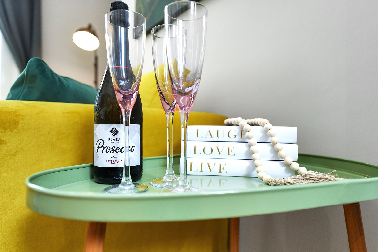 Holiday Rentals Nottingham Centre – Market Street Apartments Our-Holiday-Rentals-in-Nottingham-Centre-offer-fully-furnished-short-let-apartments-for-corporate-relocation,-contractor-and-insurance-stays.