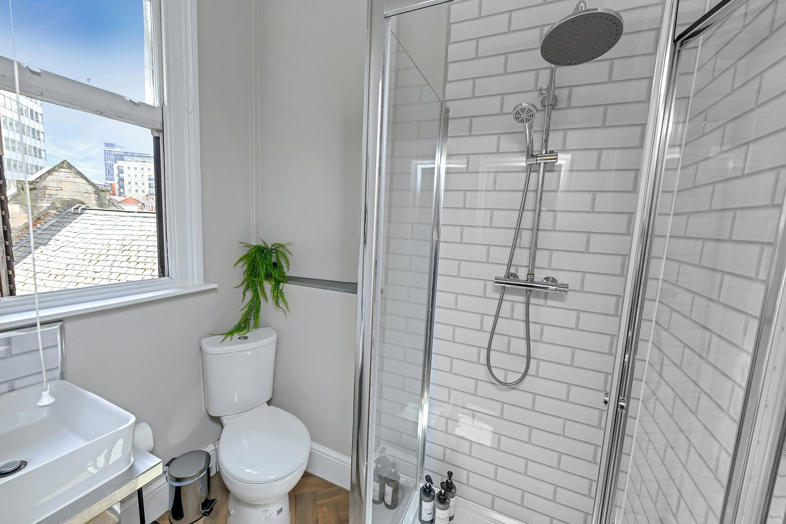 Holiday Rentals Nottingham Centre – Market Street Apartments Our-Holiday-Rentals-in-Nottingham-Centre-offer-fully-furnished-short-let-apartments-for-corporate-relocation,-contractor-and-insurance-stays.