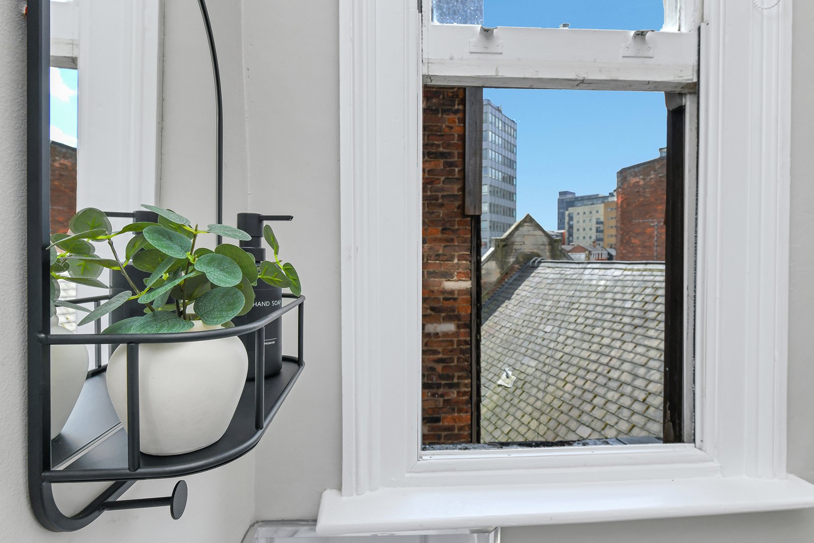 Holiday Rentals Nottingham Centre – Market Street Apartments Our-Holiday-Rentals-in-Nottingham-Centre-offer-fully-furnished-short-let-apartments-for-corporate-relocation,-contractor-and-insurance-stays.