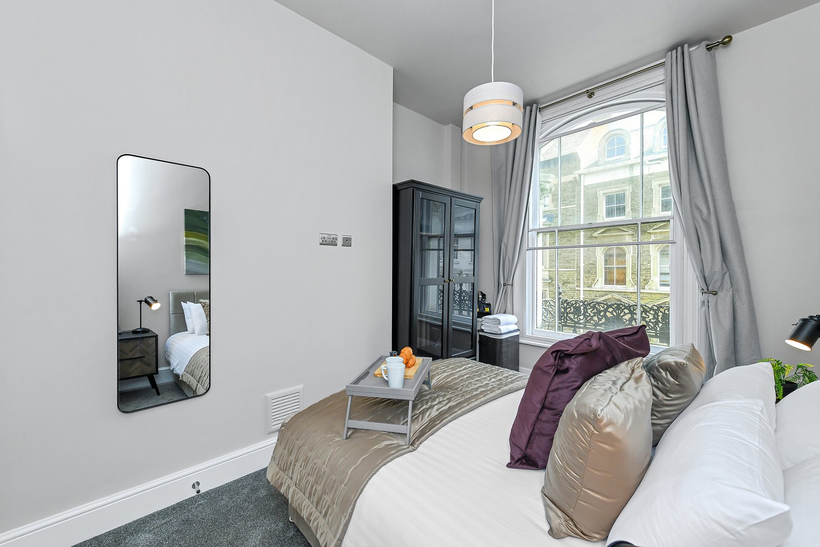Our Holiday Rentals in Nottingham Centre offer fully furnished short let apartments for corporate relocation, contractor and insurance stays.
