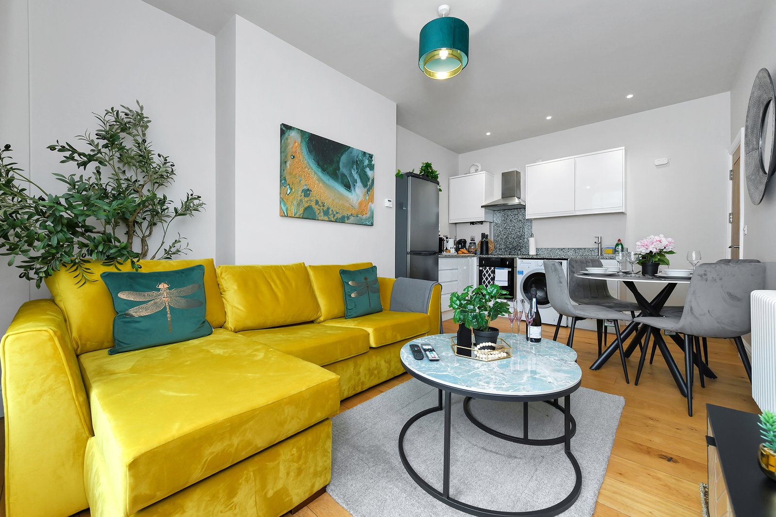 Holiday Rentals Nottingham Centre – Market Street Apartments Our-Holiday-Rentals-in-Nottingham-Centre-offer-fully-furnished-short-let-apartments-for-corporate-relocation,-contractor-and-insurance-stays.