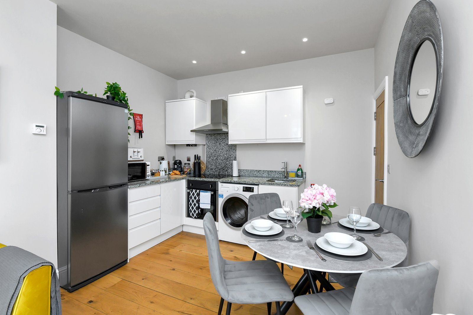 Holiday Rentals Nottingham Centre – Market Street Apartments Our-Holiday-Rentals-in-Nottingham-Centre-offer-fully-furnished-short-let-apartments-for-corporate-relocation,-contractor-and-insurance-stays.