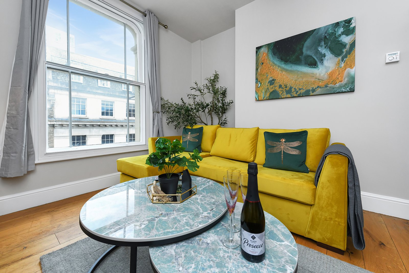 Holiday Rentals Nottingham Centre – Market Street Apartments Our-Holiday-Rentals-in-Nottingham-Centre-offer-fully-furnished-short-let-apartments-for-corporate-relocation,-contractor-and-insurance-stays.