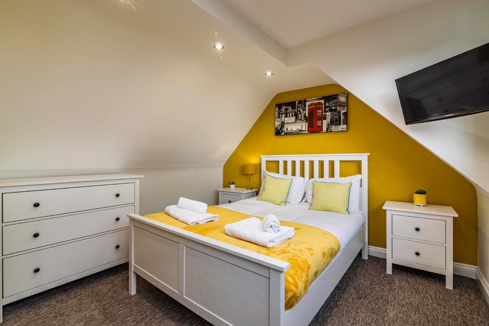 Book spacious Nottingham Group Accommodation with parking for contractors, students, families and corporate travellers relocating