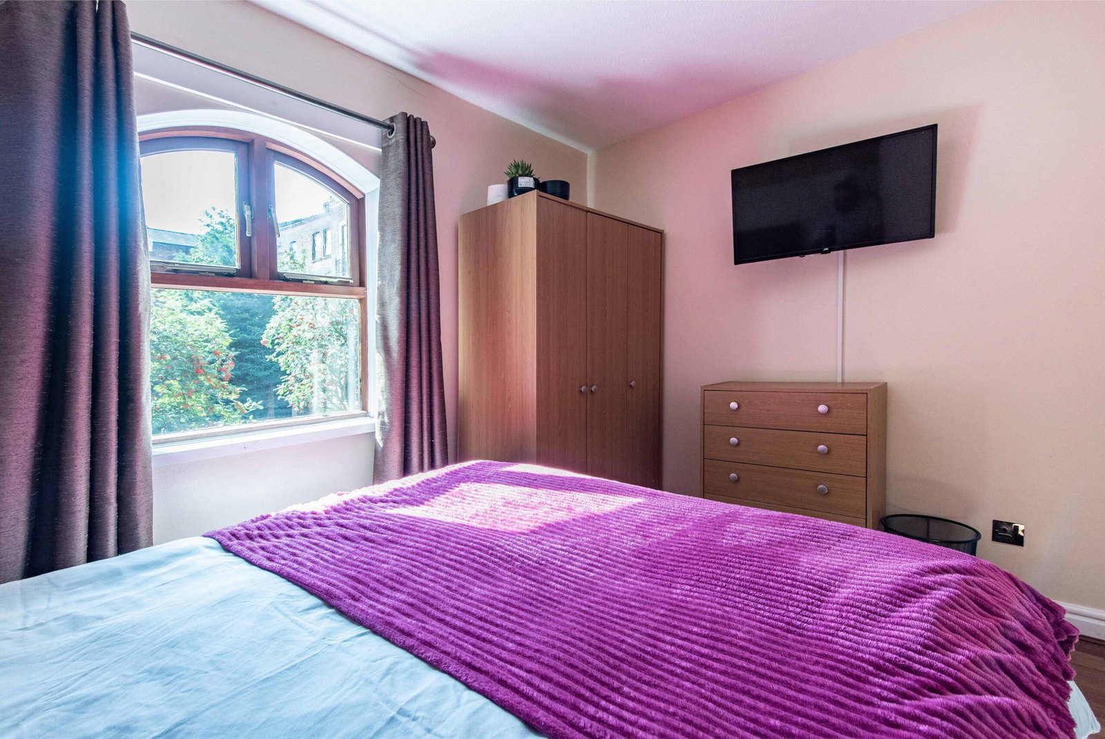 Group Accommodation Leeds UK – Call Lane Serviced Apartments Call-Lane-Serviced-Apartments-offers-cheap-Group-Accommodation-in-Leeds-City-Centre.-Book-our-furnished-2-bed-flat-for-1-week,1-month-or-more