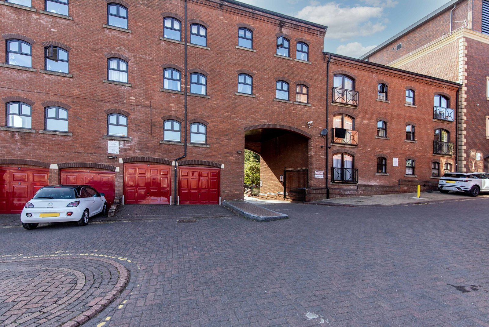 Group Accommodation Leeds UK – Call Lane Serviced Apartments Call-Lane-Serviced-Apartments-offers-cheap-Group-Accommodation-in-Leeds-City-Centre.-Book-our-furnished-2-bed-flat-for-1-week,1-month-or-more