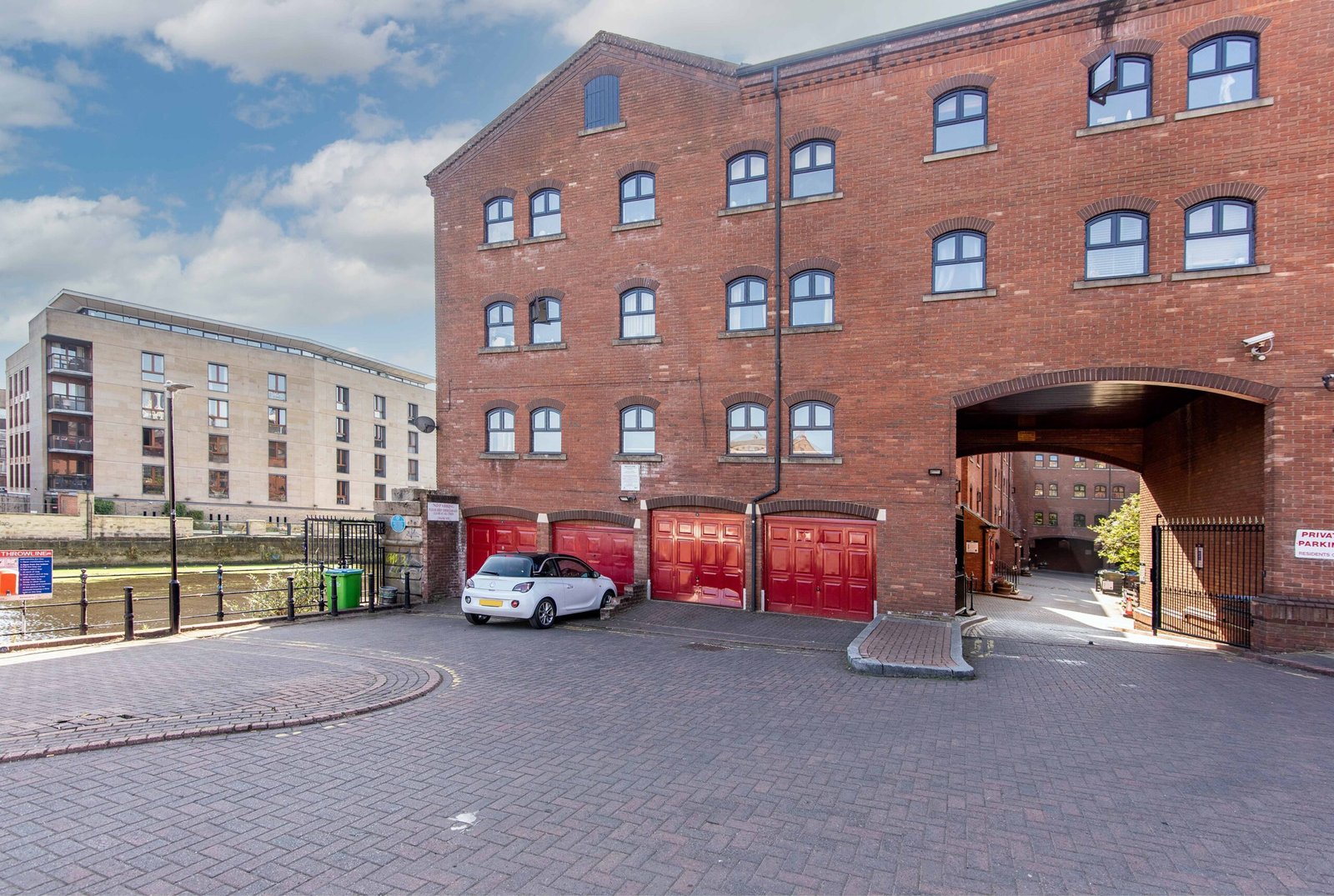 Group Accommodation Leeds UK – Call Lane Serviced Apartments Call-Lane-Serviced-Apartments-offers-cheap-Group-Accommodation-in-Leeds-City-Centre.-Book-our-furnished-2-bed-flat-for-1-week,1-month-or-more