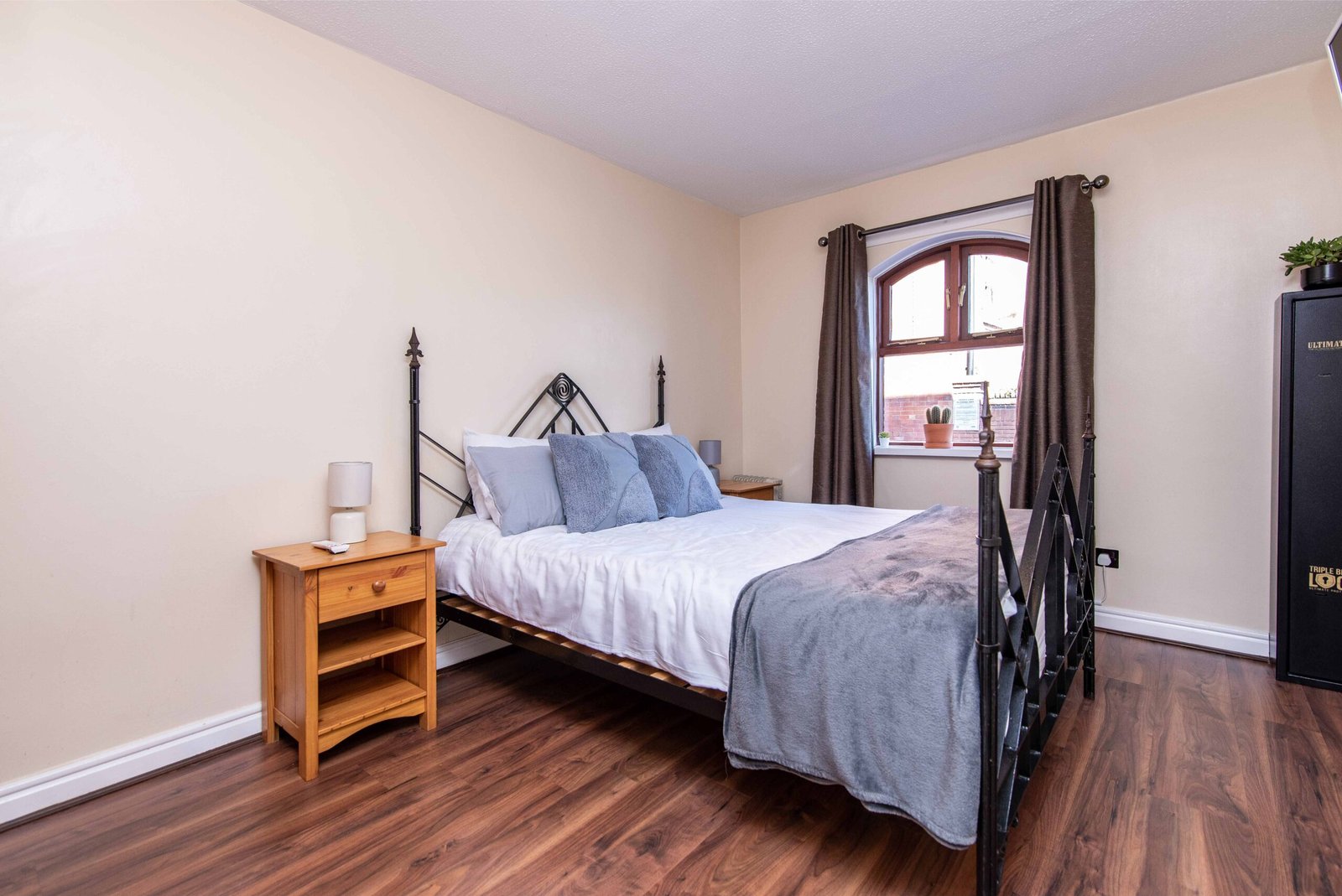 Group Accommodation Leeds UK – Call Lane Serviced Apartments Call-Lane-Serviced-Apartments-offers-cheap-Group-Accommodation-in-Leeds-City-Centre.-Book-our-furnished-2-bed-flat-for-1-week,1-month-or-more