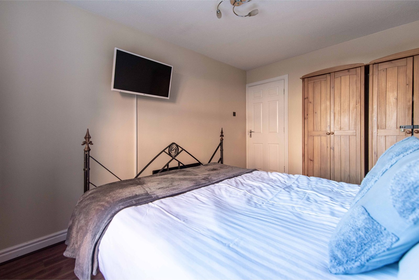 Group Accommodation Leeds UK – Call Lane Serviced Apartments Call-Lane-Serviced-Apartments-offers-cheap-Group-Accommodation-in-Leeds-City-Centre.-Book-our-furnished-2-bed-flat-for-1-week,1-month-or-more
