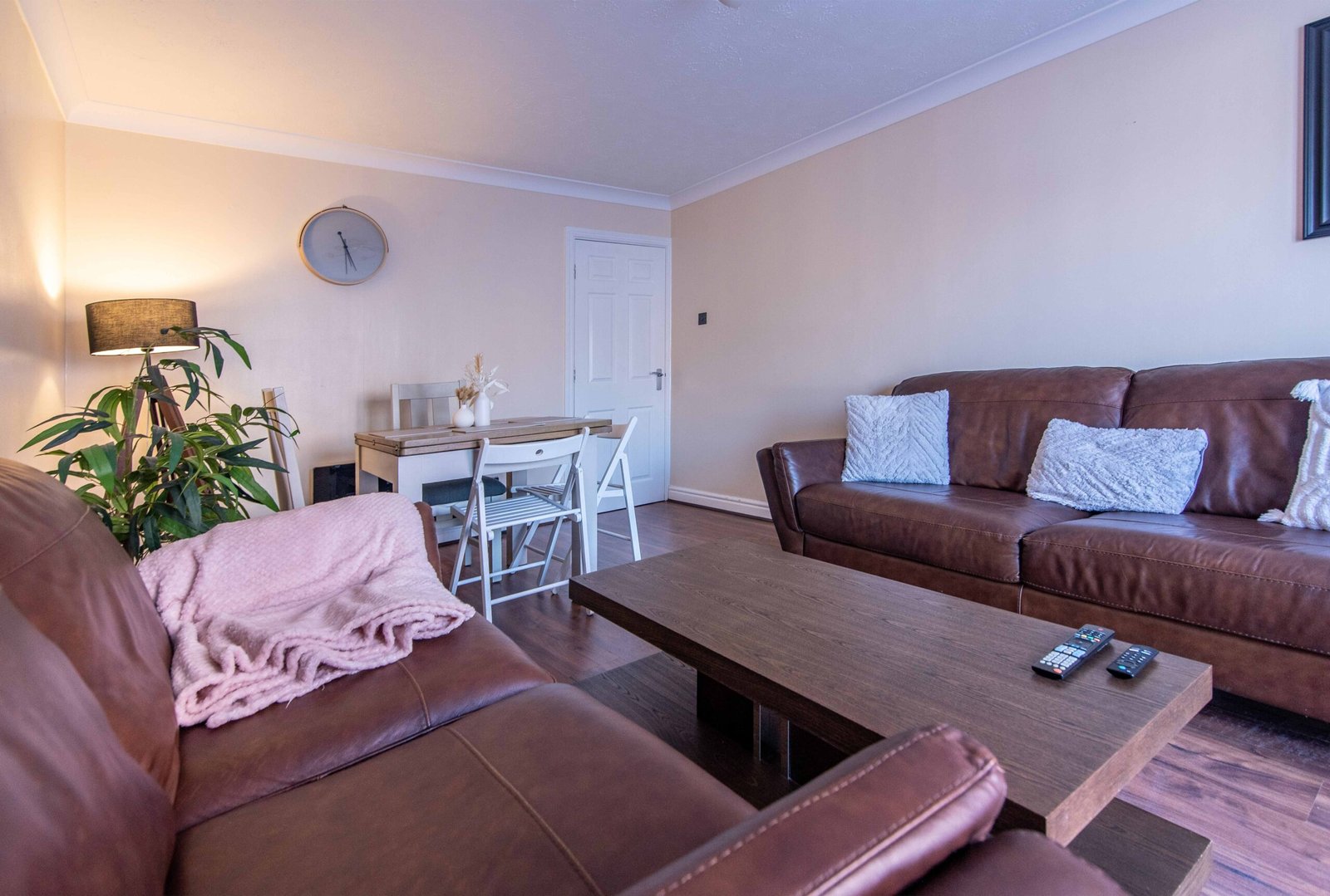 Group Accommodation Leeds UK – Call Lane Serviced Apartments Call-Lane-Serviced-Apartments-offers-cheap-Group-Accommodation-in-Leeds-City-Centre.-Book-our-furnished-2-bed-flat-for-1-week,1-month-or-more