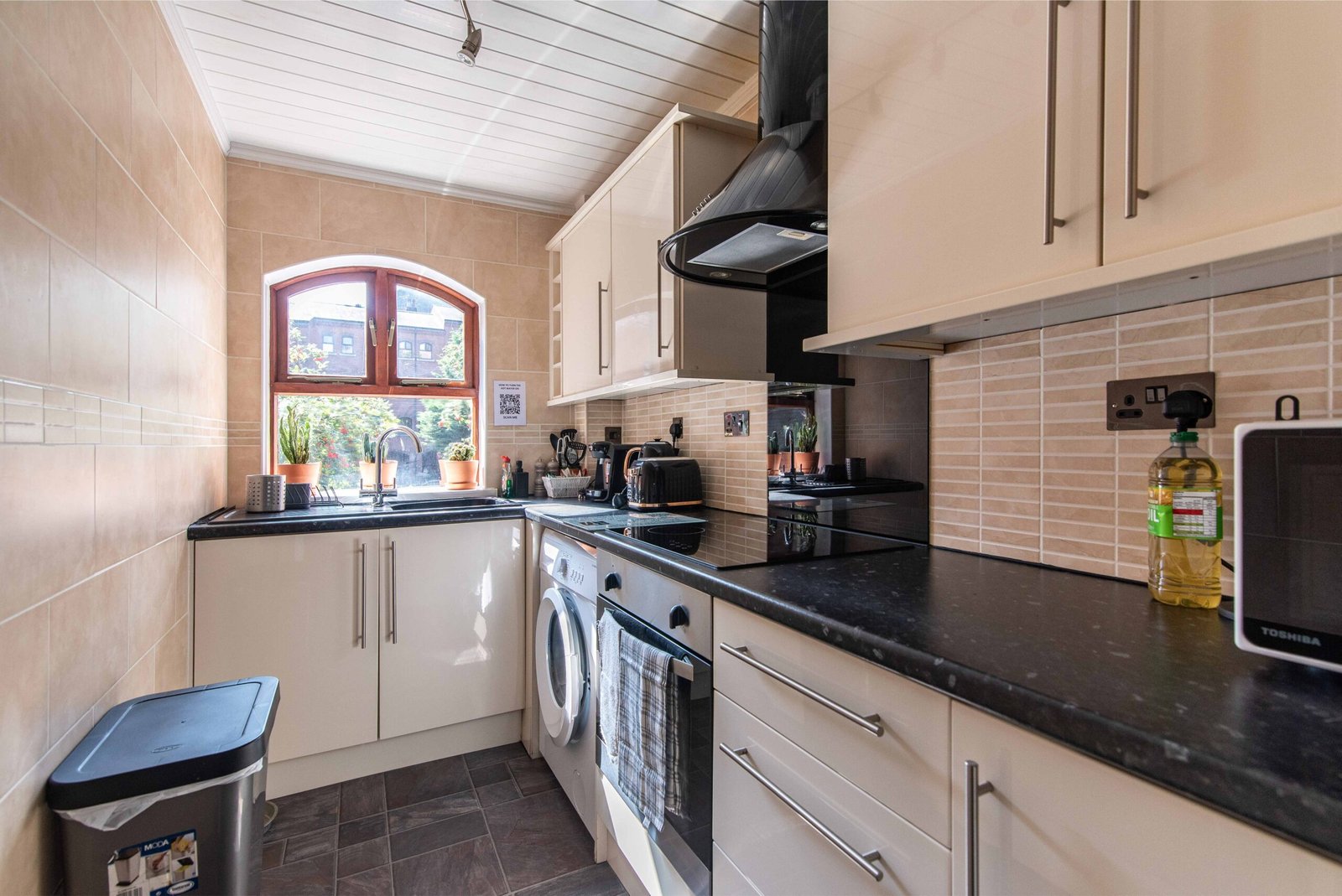 Group Accommodation Leeds UK – Call Lane Serviced Apartments Call-Lane-Serviced-Apartments-offers-cheap-Group-Accommodation-in-Leeds-City-Centre.-Book-our-furnished-2-bed-flat-for-1-week,1-month-or-more