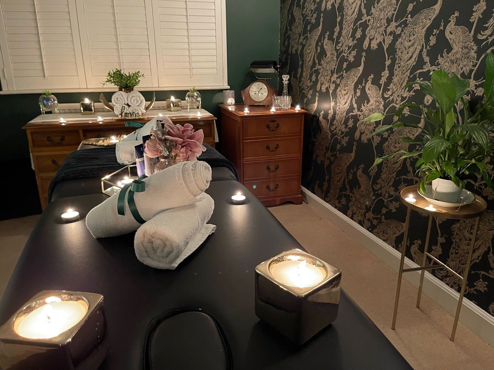 Accommodation Gloucestershire – Serviced 4-Bed Holiday Cottage Book-modern-Serviced-Accommodation-in-Gloucestershire-for-Corporate-Lets-and-Holiday-Getaways.-We-furnished-flats-with-free-parking