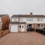 Book our 4-bed Contractor Accommodation Nottinghamshire today! This cheap self-catering apartment in Lincoln is ideal for groups & families.