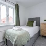 Book the best Newark on Trent Holiday Accommodation with parking! Our 3-bed apartment is near Nottingham, Sherwood Forest, and Newark Castle.