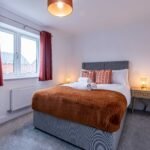Book the best Newark on Trent Holiday Accommodation with parking! Our 3-bed apartment is near Nottingham, Sherwood Forest, and Newark Castle.