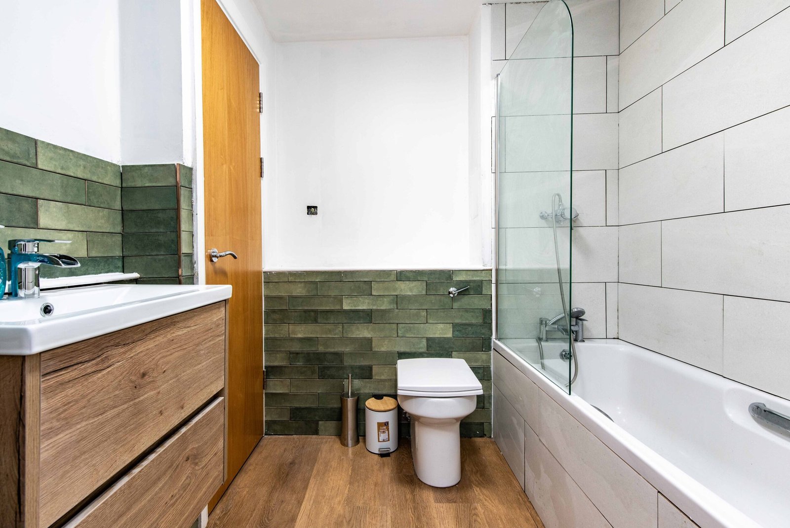 Fulford Serviced Apartments York – Short Lets Northeast England Book-our-furnished-Fulford-Serviced-Apartments-York-and-Cheap-Corporate-Accommodation-mnear-City-Centre,-Train-Station,-and-Leeds-Airport.-We-offer