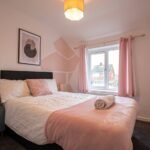 Book our 4-bed Contractor Accommodation Nottinghamshire today! This cheap self-catering apartment in Lincoln is ideal for groups & families.
