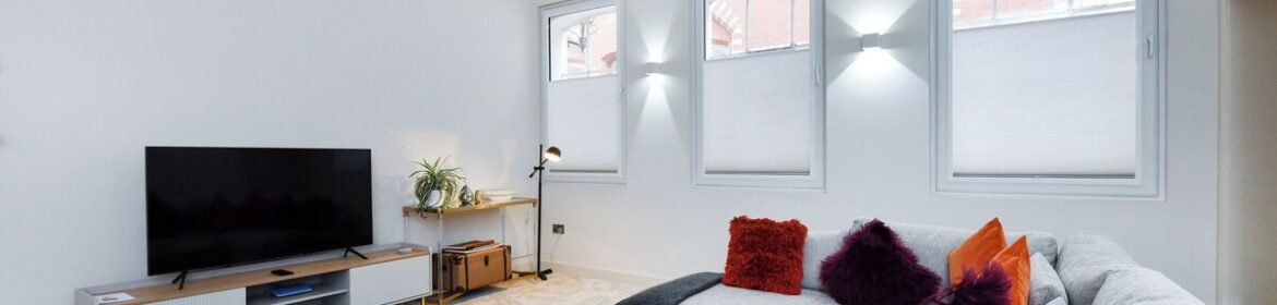 Book Nottingham City Centre Accommodation for your corporate relocation! This 2-bed serviced apartment is a cheap hotel alternative for groups & families