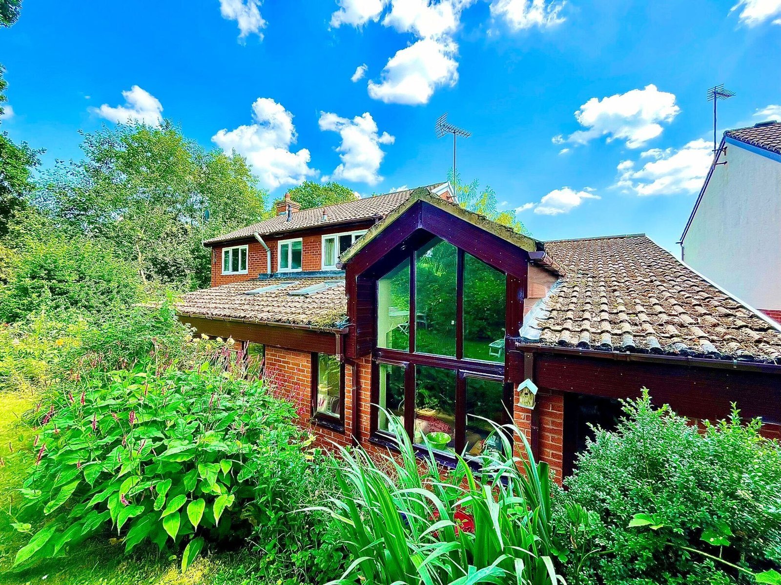 Accommodation Gloucestershire – Serviced 4-Bed Holiday Cottage Book-modern-Serviced-Accommodation-in-Gloucestershire-for-Corporate-Lets-and-Holiday-Getaways.-We-furnished-flats-with-free-parking