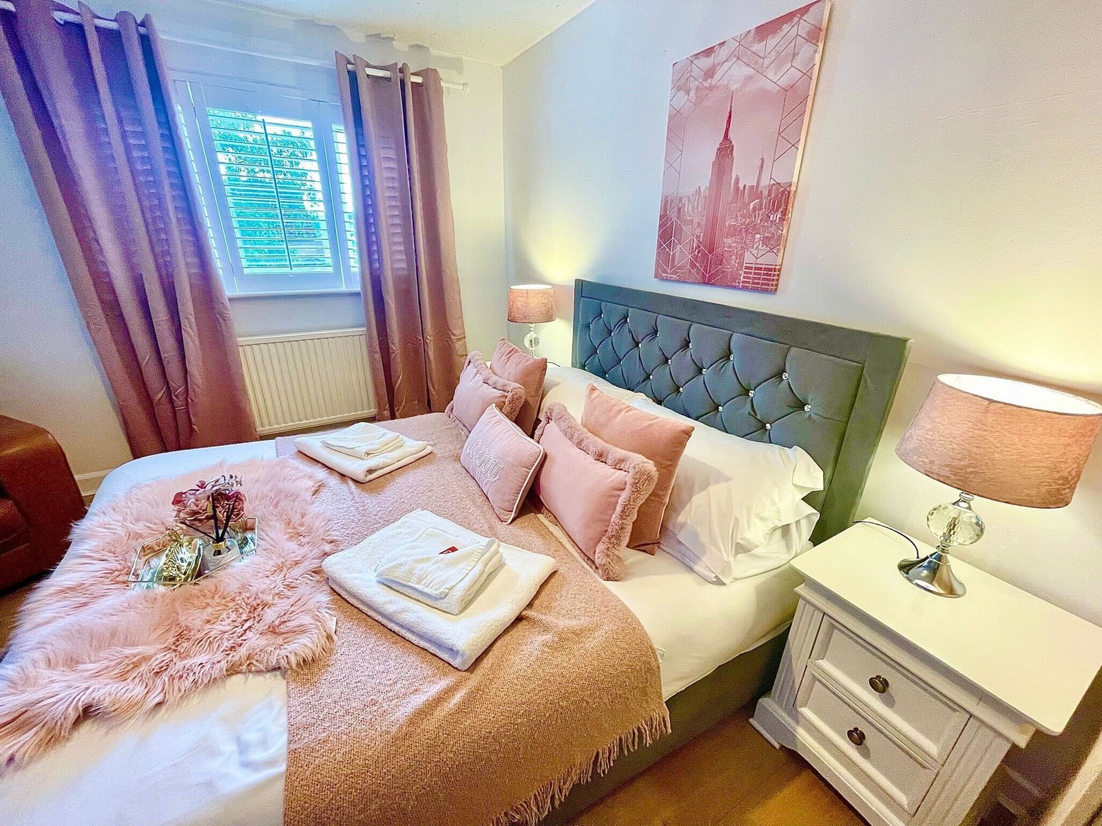 Accommodation Gloucestershire – Serviced 4-Bed Holiday Cottage Book-modern-Serviced-Accommodation-in-Gloucestershire-for-Corporate-Lets-and-Holiday-Getaways.-We-furnished-flats-with-free-parking