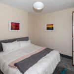 Book Serviced Apartments in Nottingham for contractors and business stays. Our 5-bed short let accommodation is suitable for groups of 10 guests
