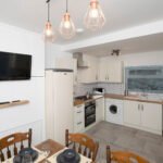 Book Serviced Apartments in Nottingham for contractors and business stays. Our 5-bed short let accommodation is suitable for groups of 10 guests