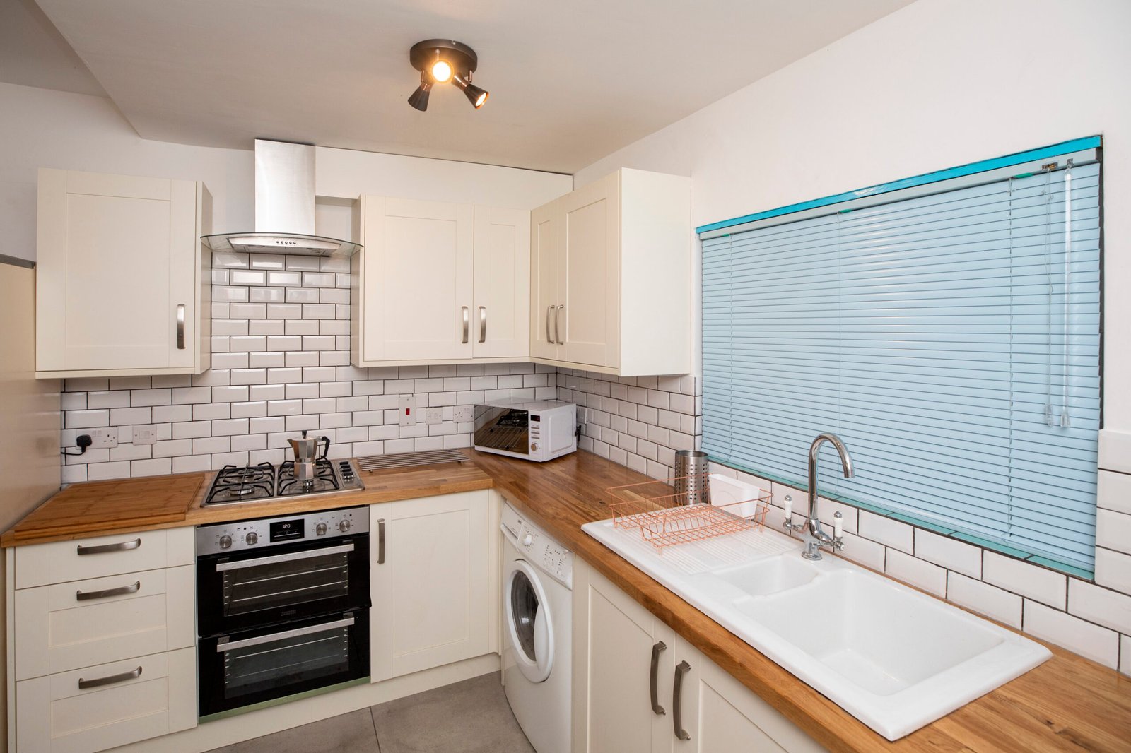 Stay at Sneinton Hermitage Serviced Apartment, 25 Sneinton Hermitage, Nottingham NG2 4BT a modern, fully equipped stay ideal for business .