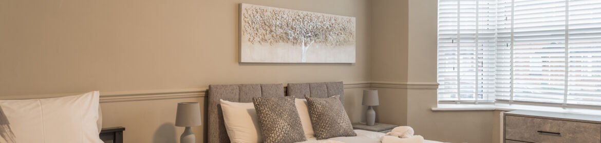 Book Cheltenham Corporate Accommodation near business parks for up to 10 guests! This 5-bed holiday cottage is cheaper than hotels in Gloucestershire