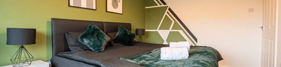 Book our 4-bed Contractor Accommodation in Nottinghamshire today! This cheap self-catering apartment in Lincoln is ideal for groups & families.